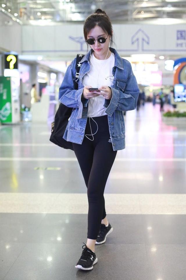 田朴珺终于低调了,穿牛仔外套配白t恤走机场,打底裤秀出好身材
