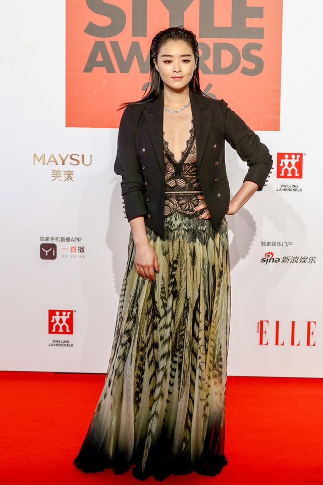 蒋欣微胖身材真敢穿,小西装配透视蕾丝裙,"3d"身材立体饱满