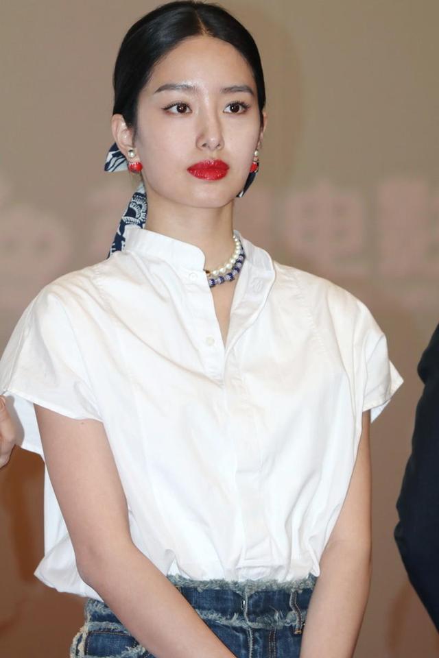 杨采钰终于换风格,穿白衬衫配阔腿牛仔裤,丝巾绑马尾俏皮像少女