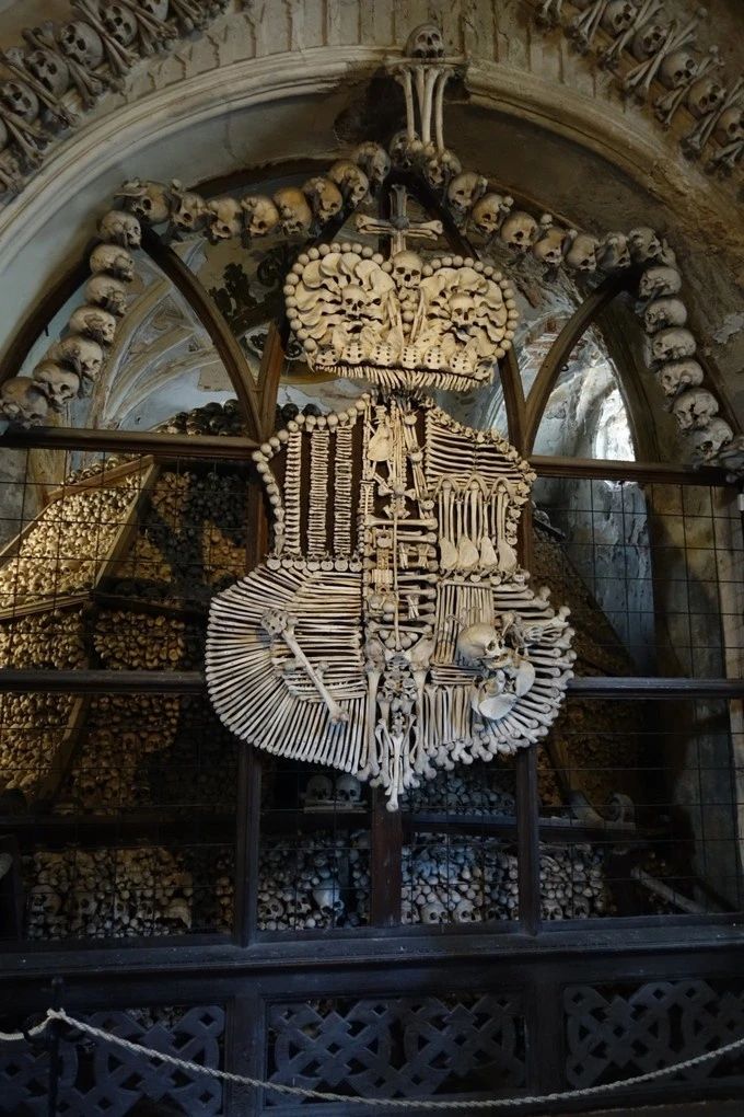 令人毛骨悚然的人骨教堂,四万尸骨变艺术品,全是成年男尸