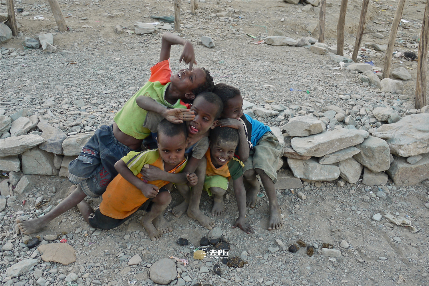 非洲最艰难的山村:孩子"吃土"填报肚子,村民自制咖啡卖给游客