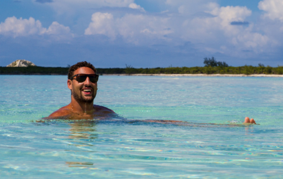 nba巨人游泳都啥样?2米31波尔似水怪 姚明像绿巨人