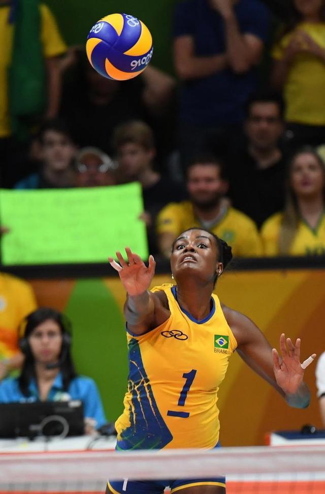 身高193cm的法比亚娜是巴西女排历史上的超级副攻,天赋出众的法比亚娜