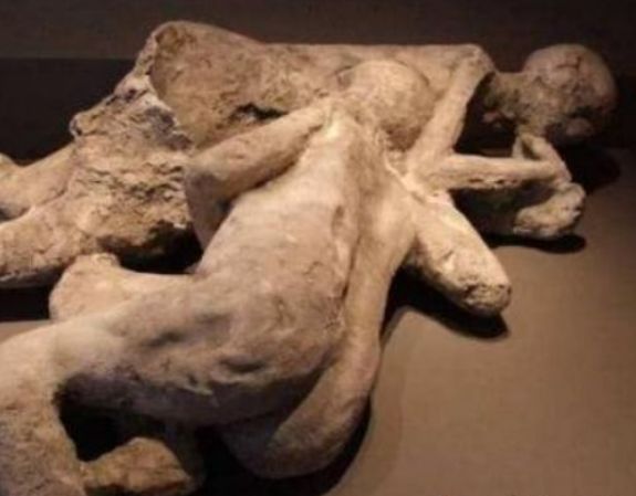 一对情侣被火山吞没,千年后被发现,姿势让人潸然泪下