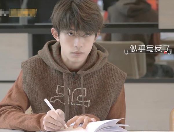 同样是写字,看到易烊千玺王源的字迹对比,才知什么叫字如其人