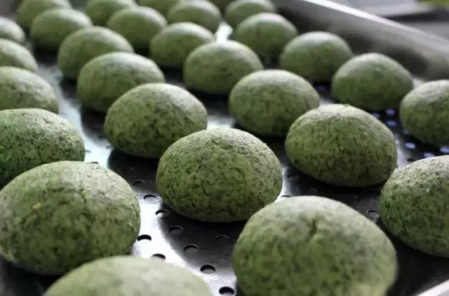 在湖南益阳,蒿子粑粑,是益阳人爱吃的清明特色美食!