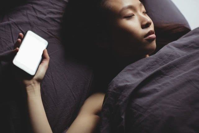睡覺時把手機放在枕邊 會不會有輻射？腦子裡會不會長腫瘤？