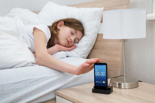 睡覺時把手機放在枕邊 會不會有輻射？腦子裡會不會長腫瘤？