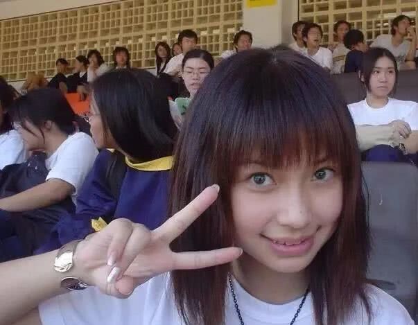 baby箍完牙卸牙套后照片曝光,大波浪卷发妩媚动人却完全认不出