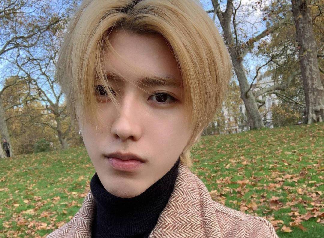 日前,蔡徐坤在社交平台上晒出一张素颜自拍,但却意外暴露了自己的皮肤