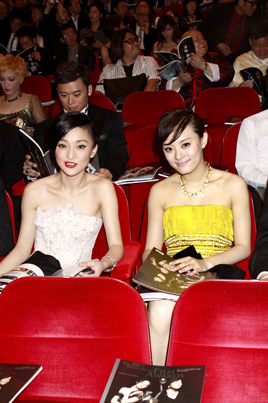 孙俪粉唇单看挺美,与周迅同框却翻车,满脸沧桑比大8岁周迅显老