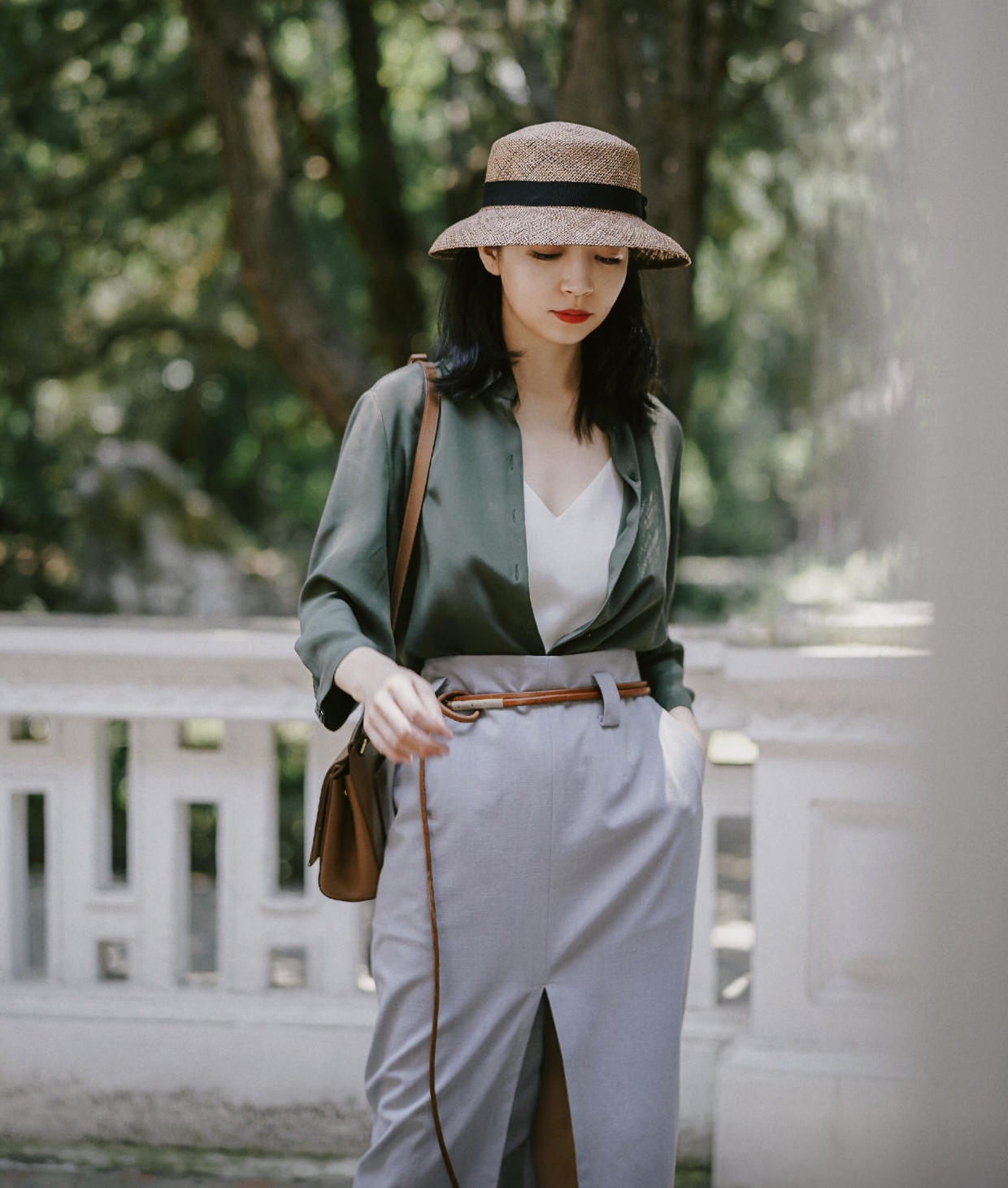三木日常穿搭墨绿色衬衫配开叉裙更显优雅高级让你美整个春天