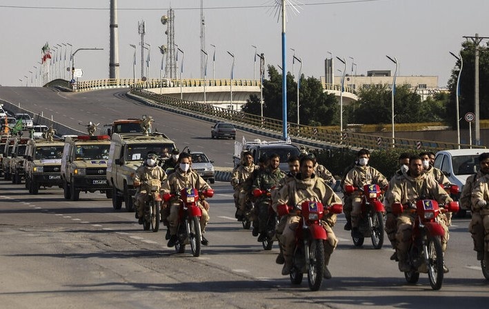 伊朗阿瓦士举行军事演习,应对美国可能发动的生化战争
