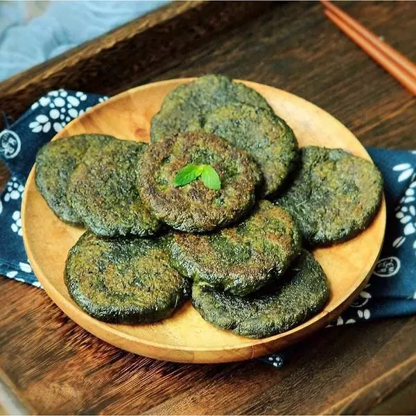 在湖南益阳,蒿子粑粑,是益阳人爱吃的清明特色美食!