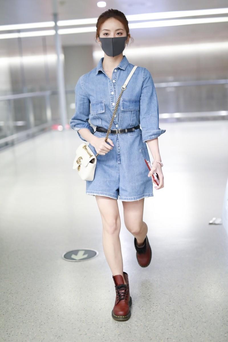 赖雨蒙简直太美了扎丸子头搭配牛仔连体裤意外穿出少女感