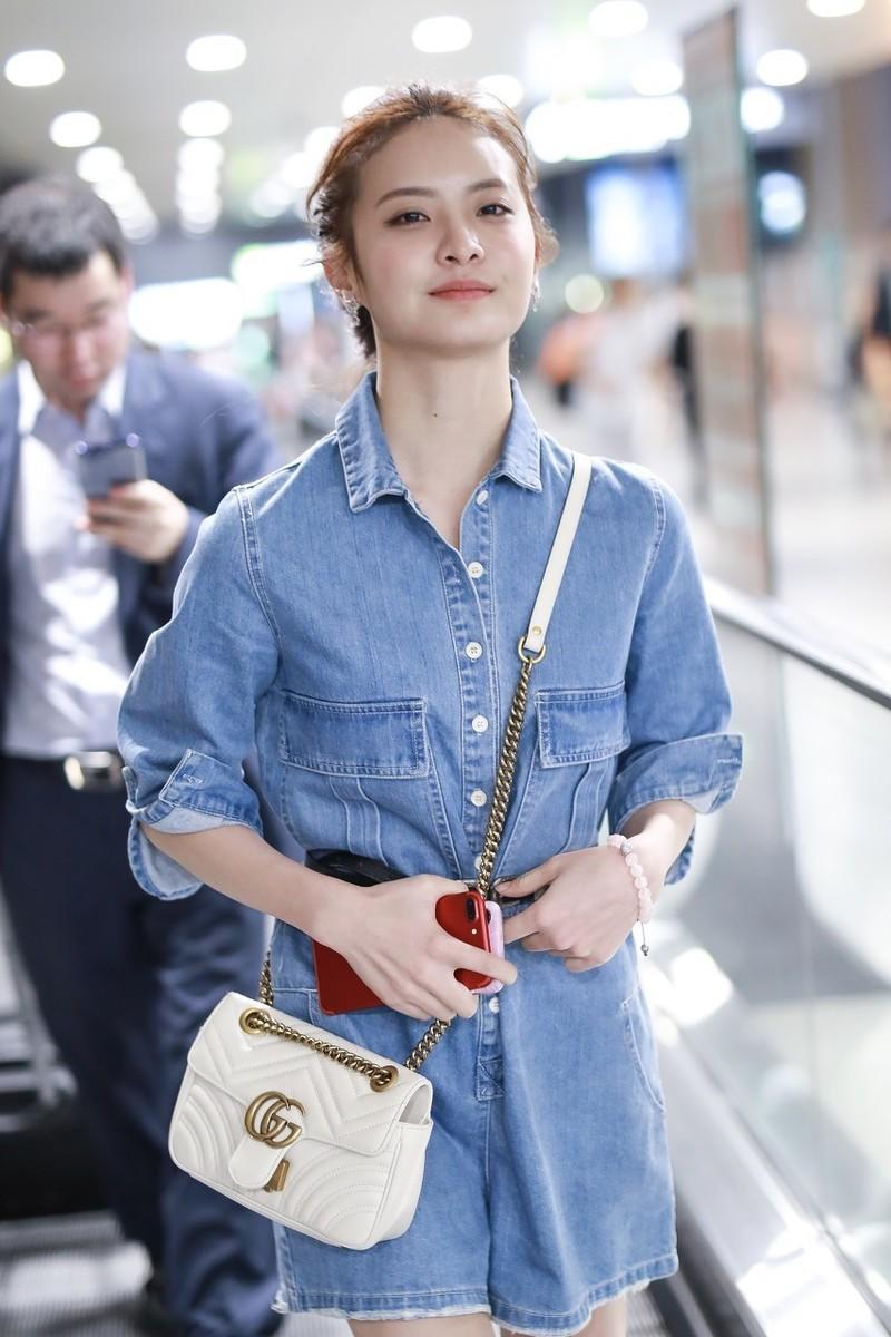 赖雨濛简直太美了,扎丸子头搭配牛仔连体裤,意外穿出少女感