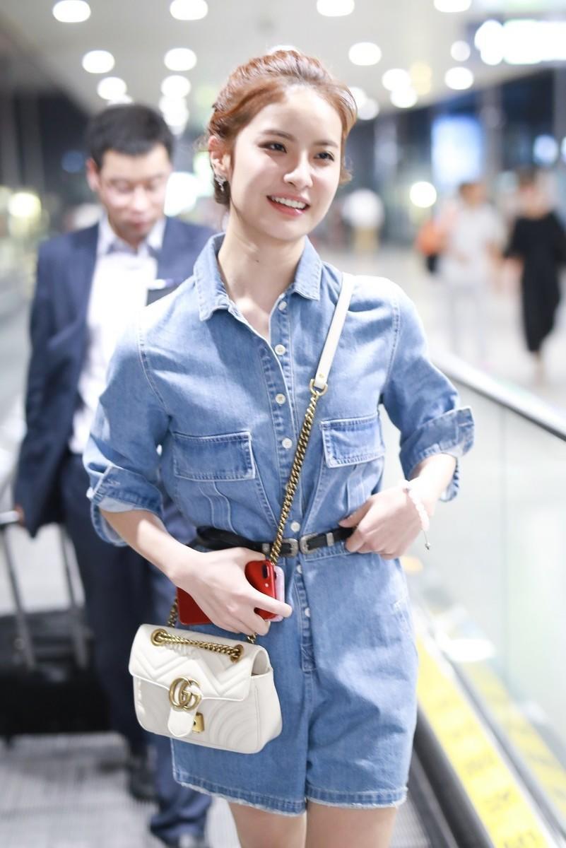 赖雨濛简直太美了,扎丸子头搭配牛仔连体裤,意外穿出少女感