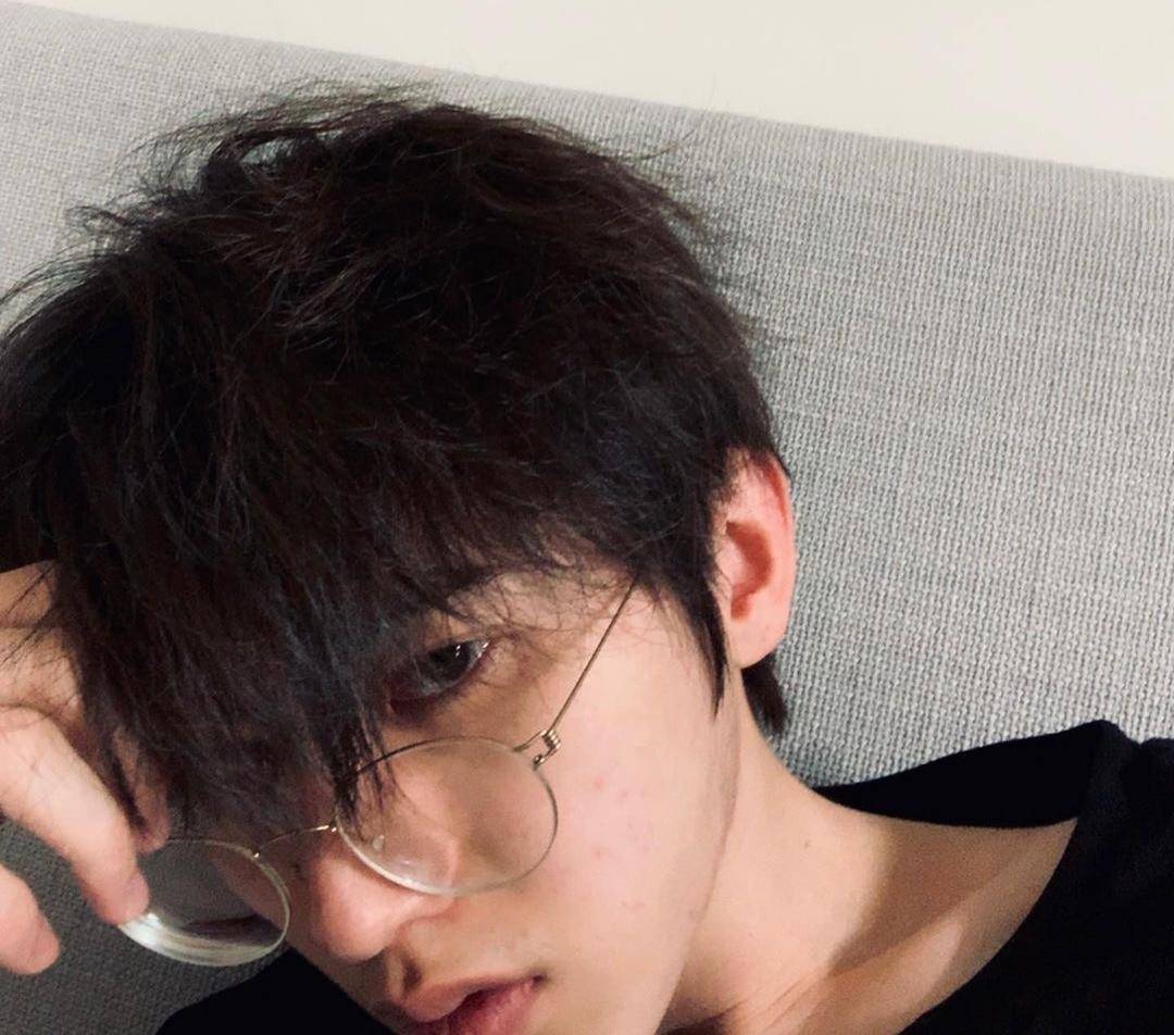蔡徐坤晒非主流自拍锁骨能装硬币却输在暗暗泛红的痘印