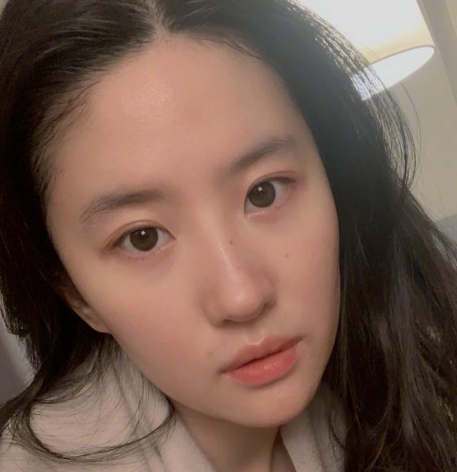 刘亦菲晒素颜怼脸自拍回应胖成"包子脸",自称加了滤镜超耿直|刘亦菲|