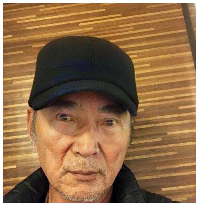 焦恩俊在事业大红之时认识了自己的妻子黄忆轩,黄忆轩当时是一名化妆