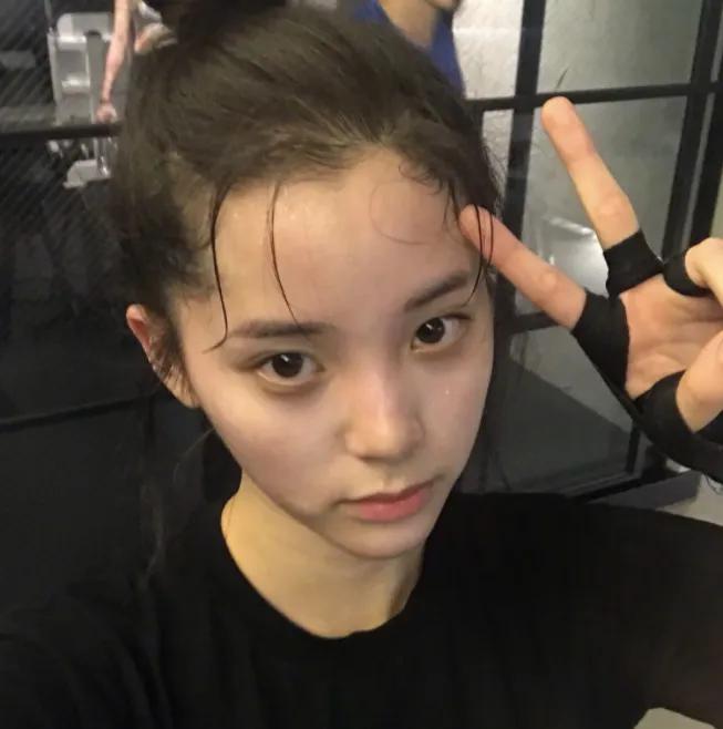 都说女明星素颜非常假,欧阳娜娜出汗后脱妆,这肤色是认真的吗