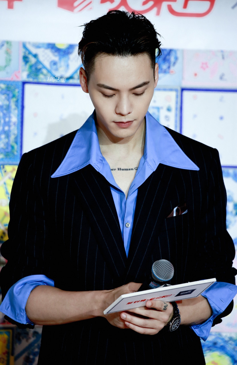 陈伟霆戴着墨镜好像"大佬出街",十足的霸气逼人