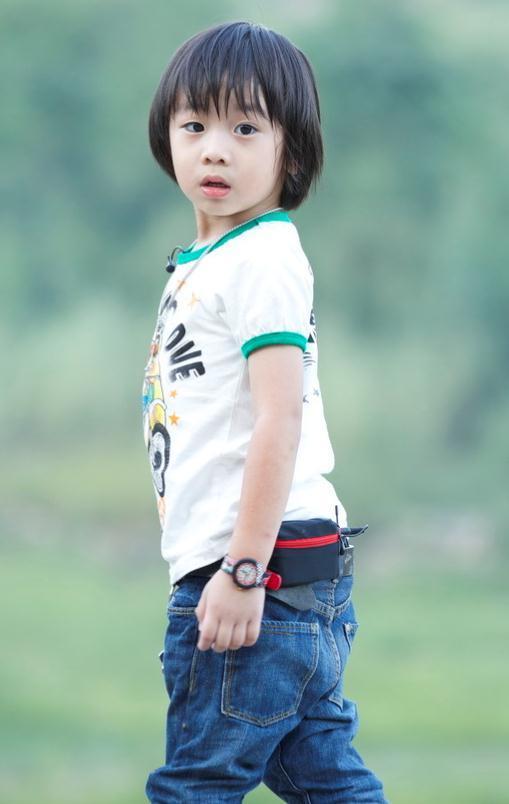 林志颖和kimi开卡丁车,kimi车技娴熟不输父亲,父子红蓝搭配很飒