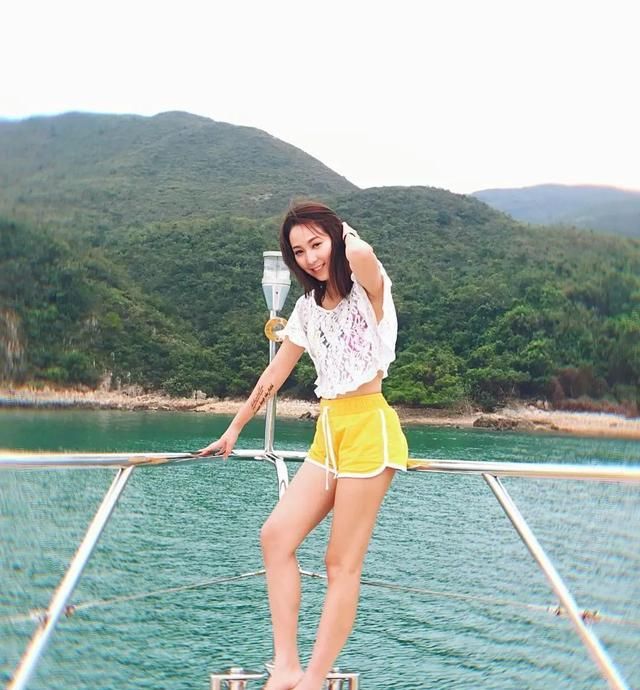 tvb性感小花晒好身材引热议:让大家感受阳光气息|红人|性感|吴嘉仪