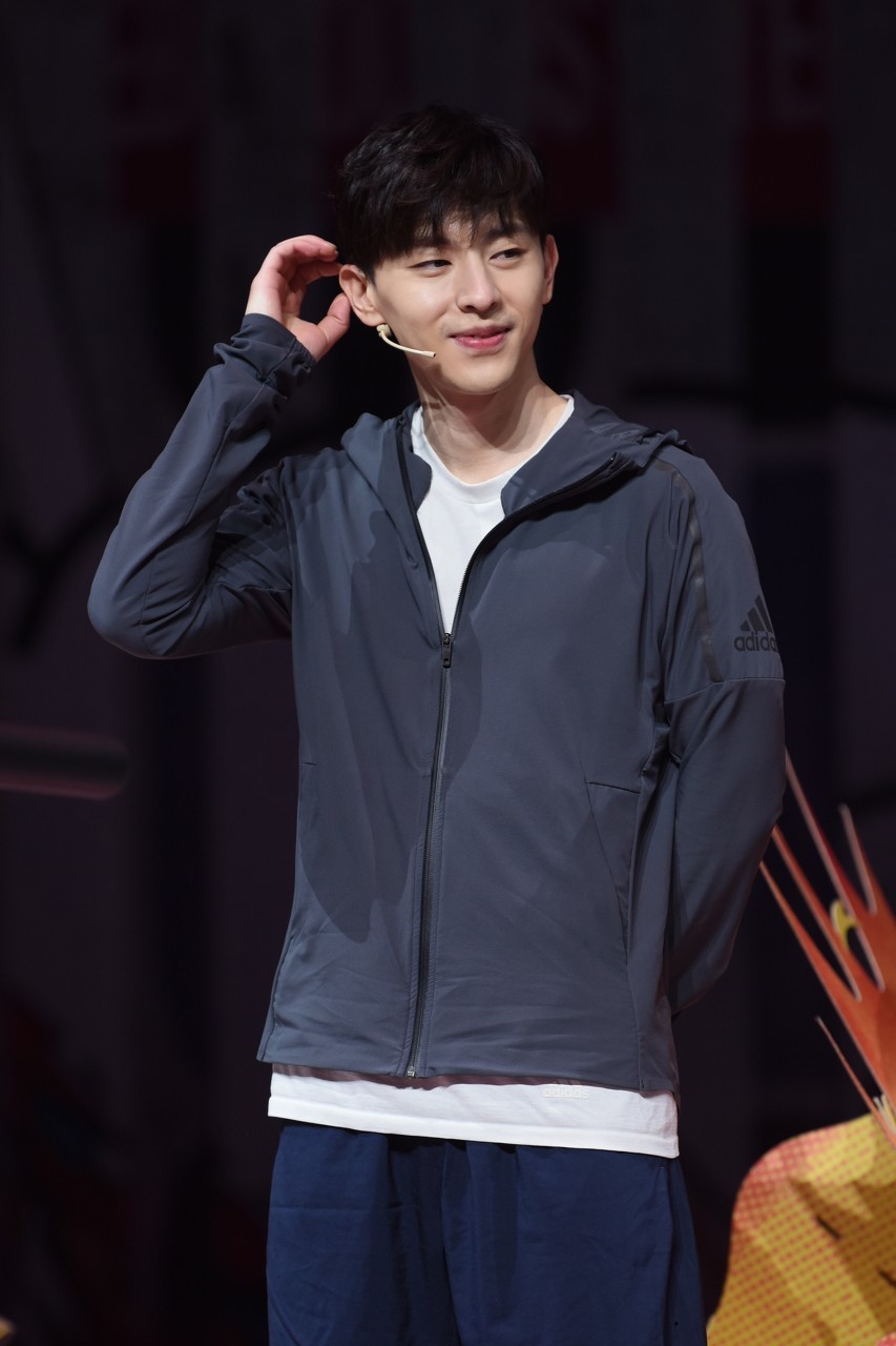 邓伦的运动装穿搭,少年感活力十足