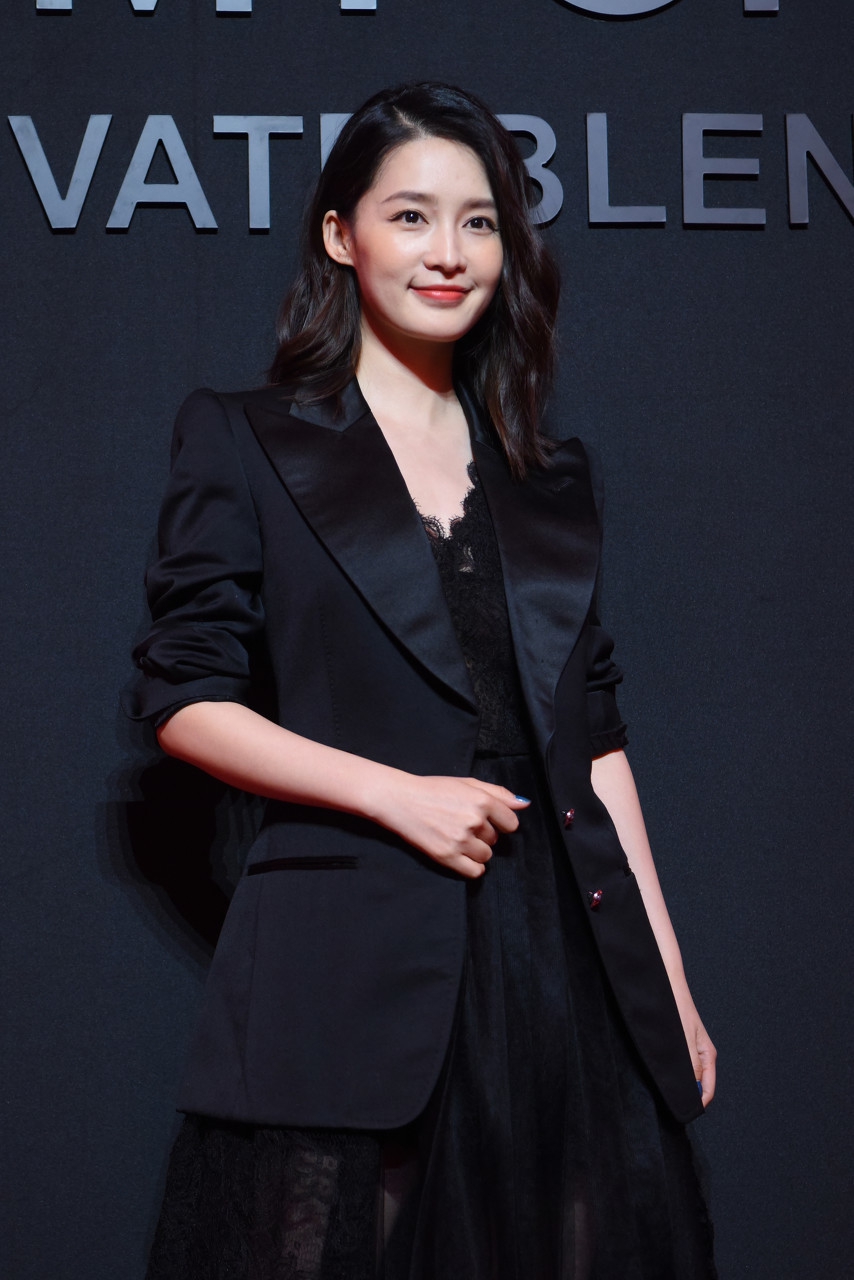 李沁的西装穿搭,精英范儿气场十足