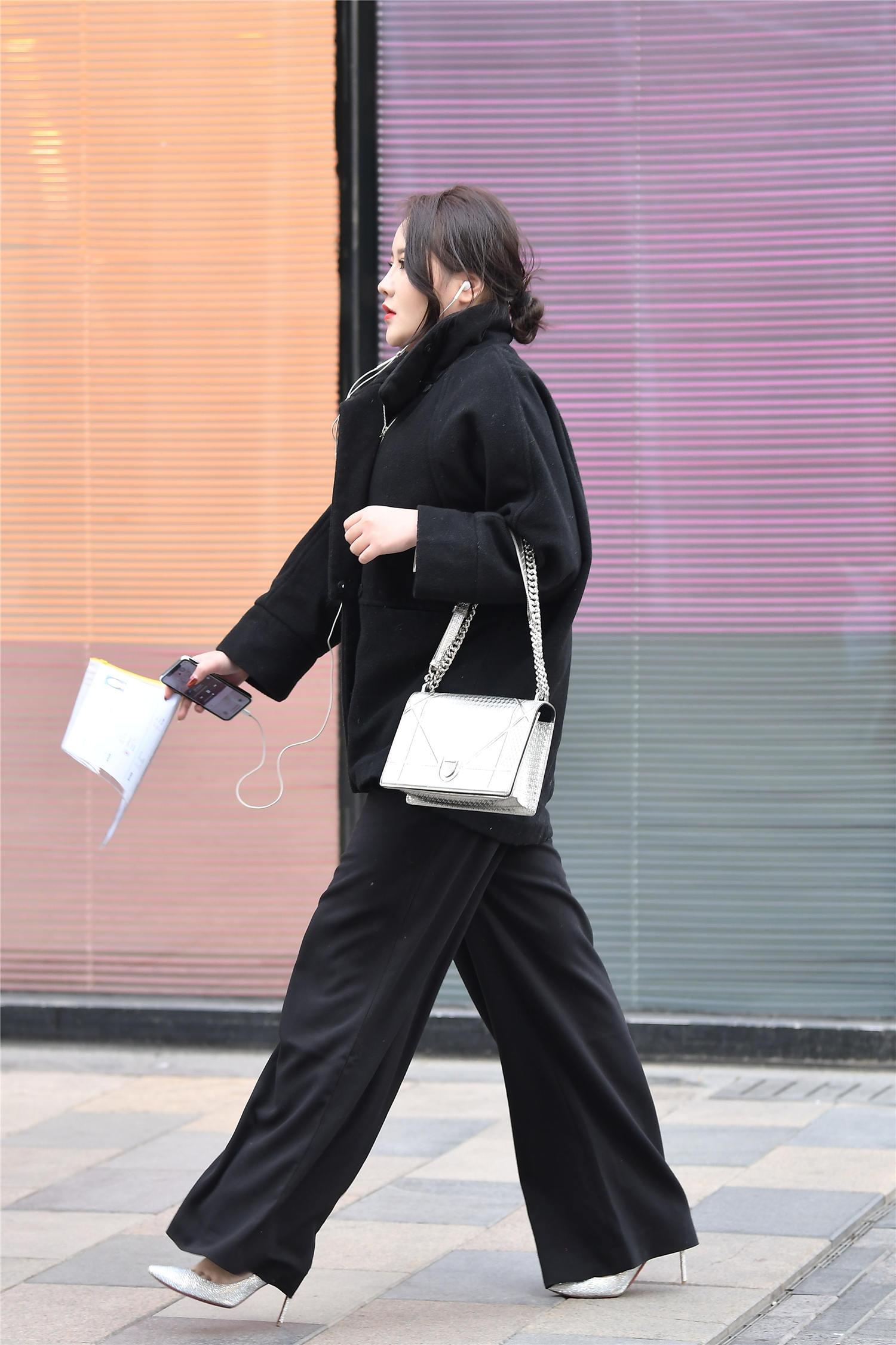 街拍:显瘦的直筒裤搭配细高跟单鞋,衬托身材还展现气质