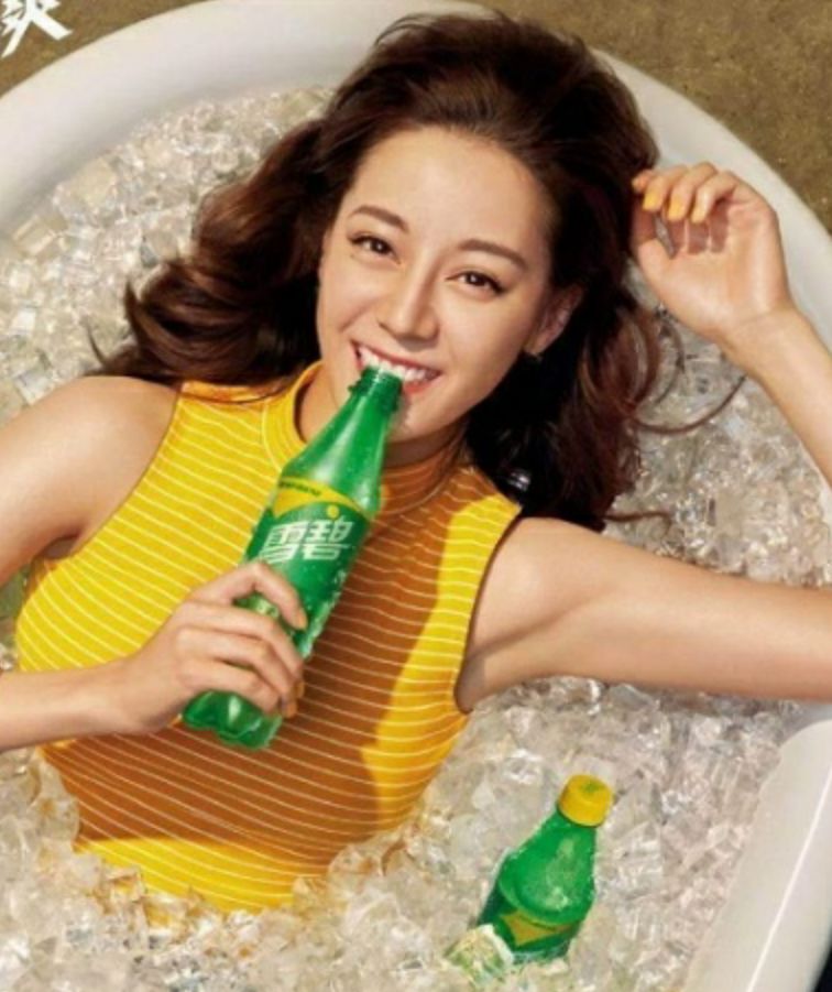 当24岁金智妮撞上27岁热巴,同时代言雪碧,风格却截然不同