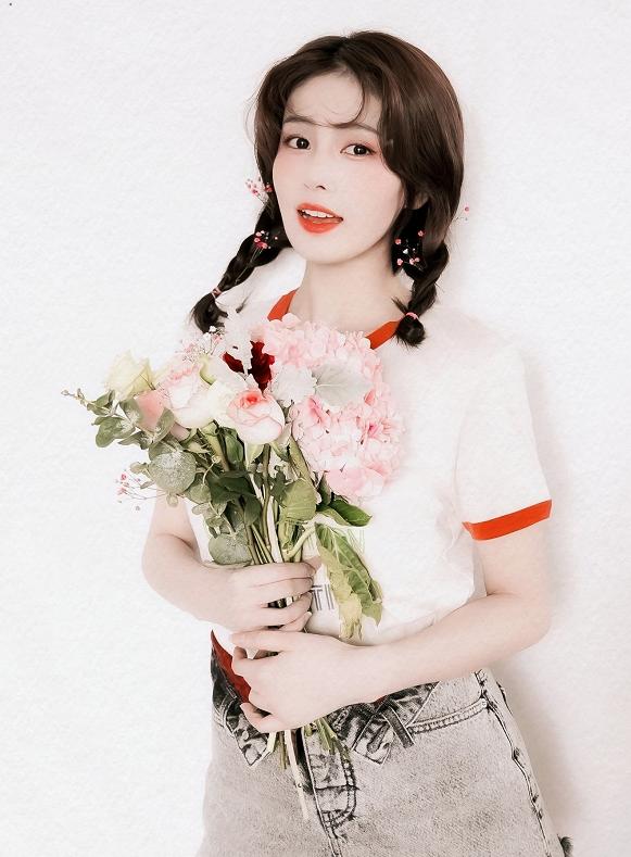 白鹿扎双麻花辫与鲜花束相拥春天里的烂漫少女元气满满