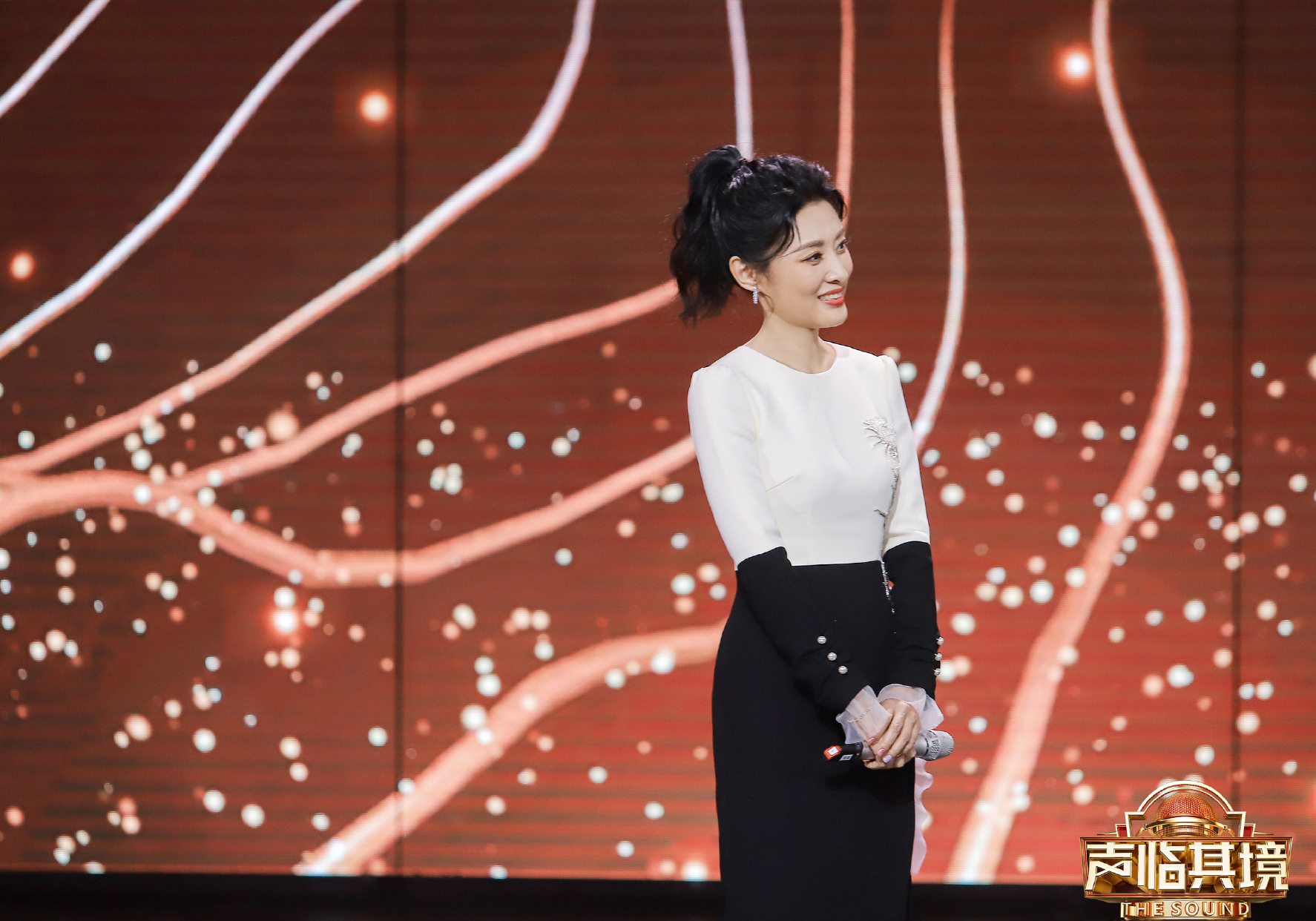 周涛走出央视越来越会扮嫩扎高马尾少女感up俏皮模样哪像52岁