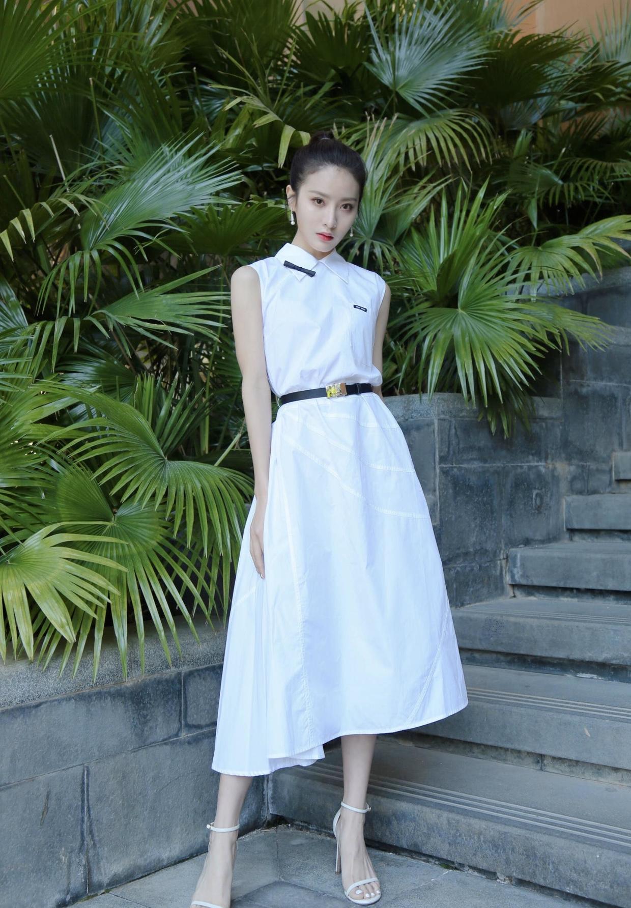 赖雨濛简直太美了,扎丸子头搭配牛仔连体裤,意外穿出少女感