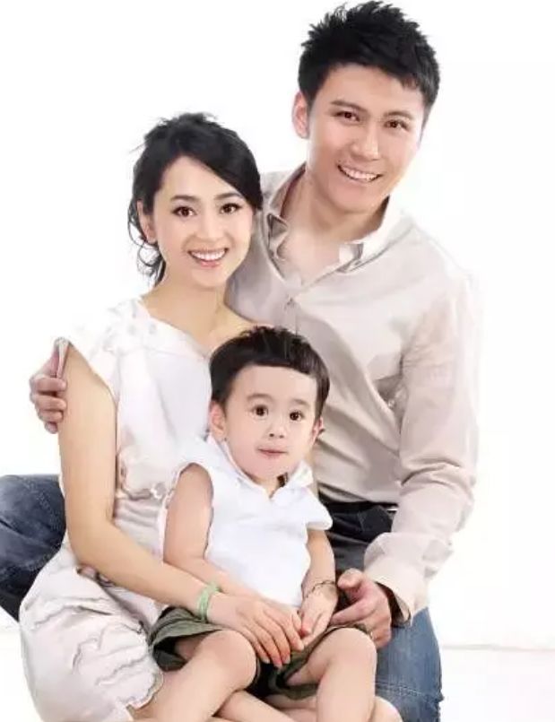 她的丈夫同样也是一位演员叫赵峥,丈夫和她比起来的话名气就大多了