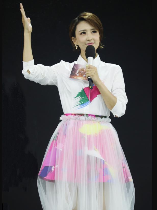 张蕾剪了短发更"显嫩",穿白衬衫配半身裙录节目,减龄不止10岁