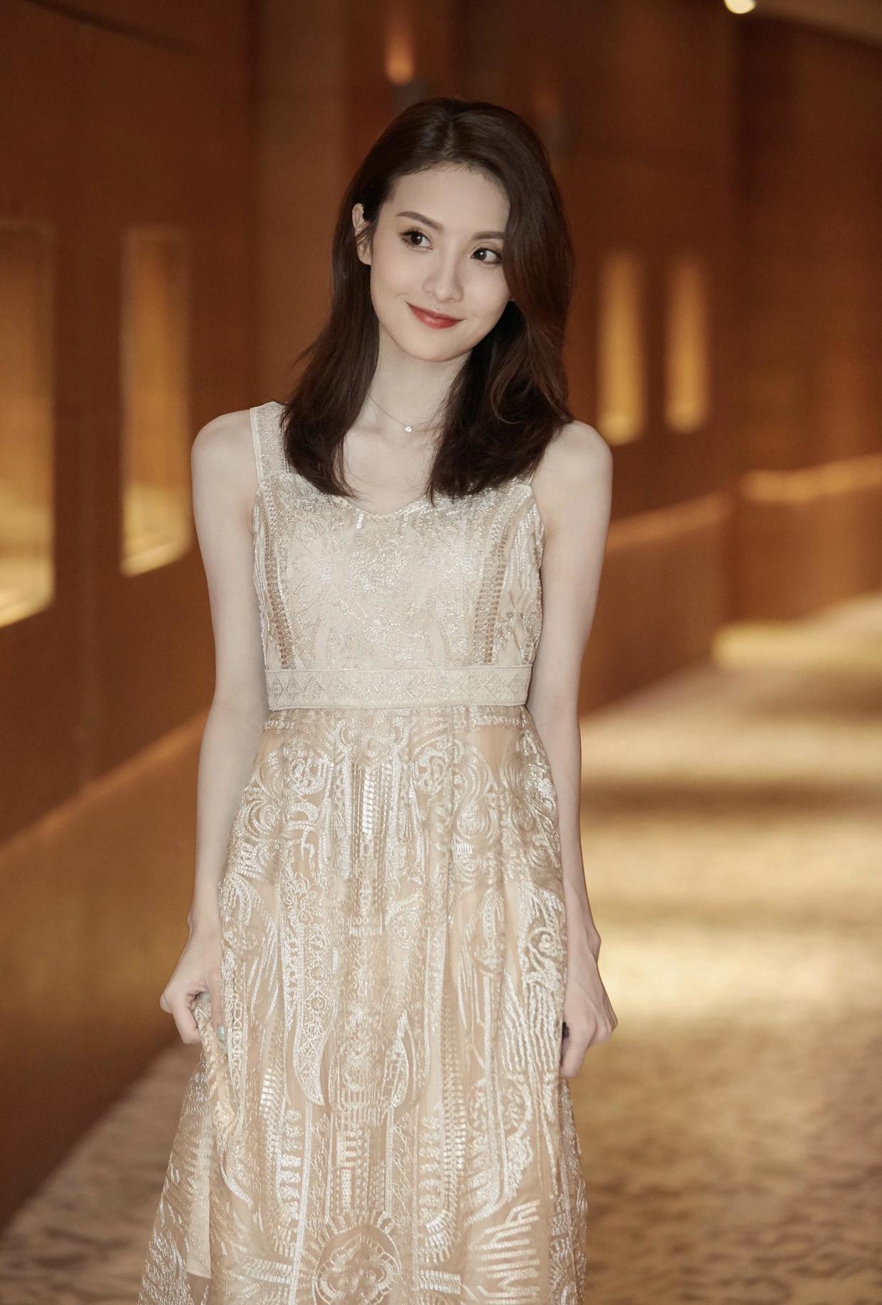 赖雨蒙简直太美了扎丸子头搭配牛仔连体裤意外穿出少女感