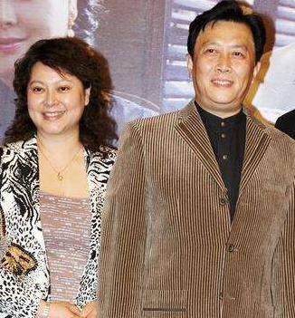 前妻自杀,他3年后娶小12岁经纪人,如今67岁晚年幸福