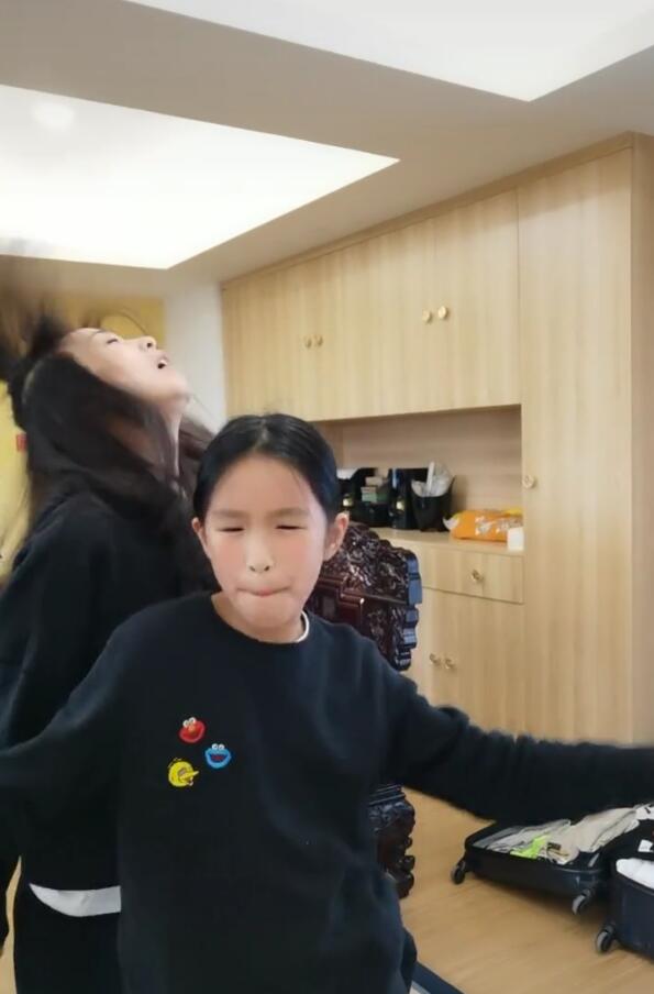 张庭一家四口拍搞怪视频,10岁女儿表演欲强表情到位,颜值被吐槽