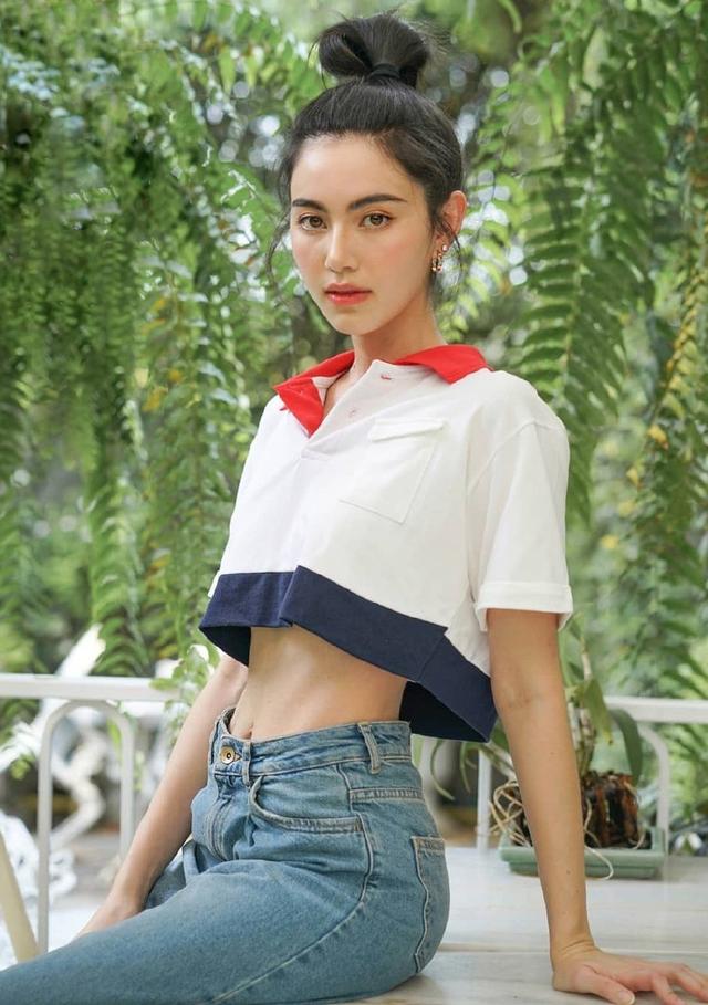 她是泰国女星mai,穿透视衬衫配橙色呢子大衣,明艳不失性感