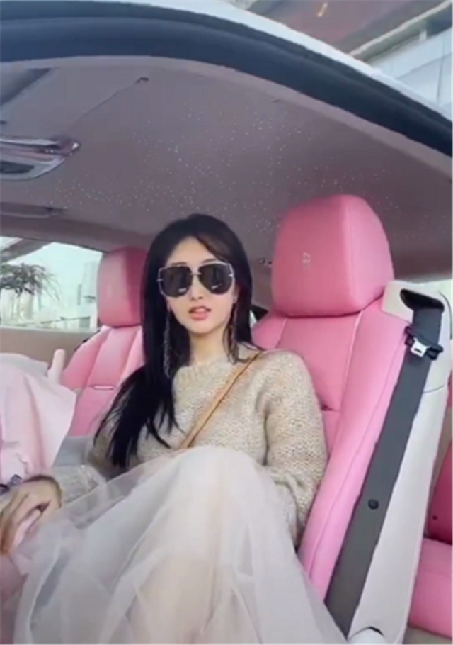"公主粉"劳斯莱斯,漆面值18万,女车主00后,还是某集团千金