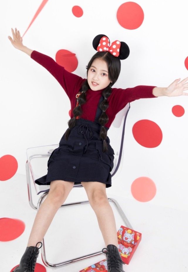 她不愧是鹿晗"妹妹",9岁拿"墨汁靴"搭短裙,就凹出110腿|张婉儿|墨汁