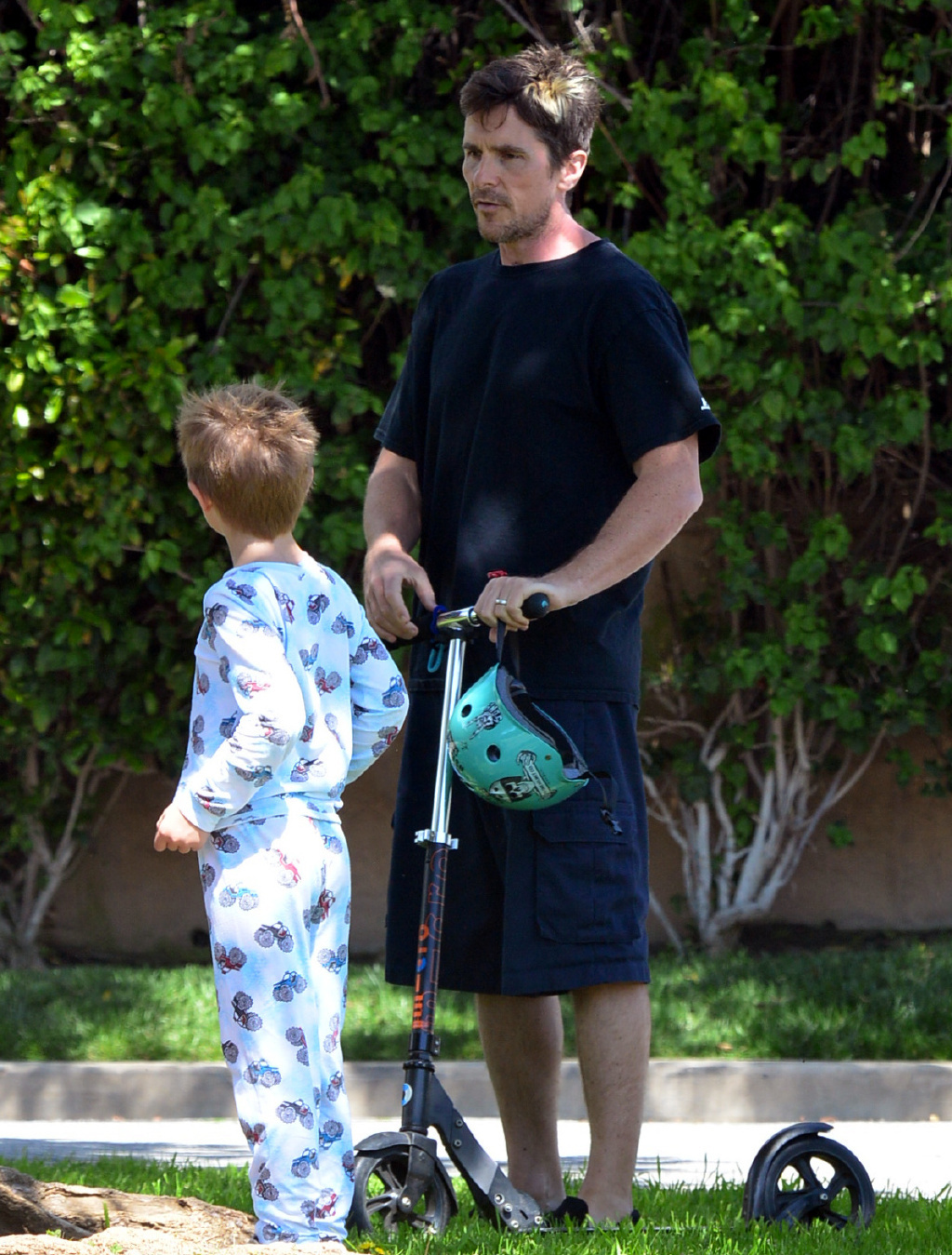 蝙蝠侠"克里斯蒂安·贝尔,被狗仔队拍到一组带着妻子和6岁儿子在街头