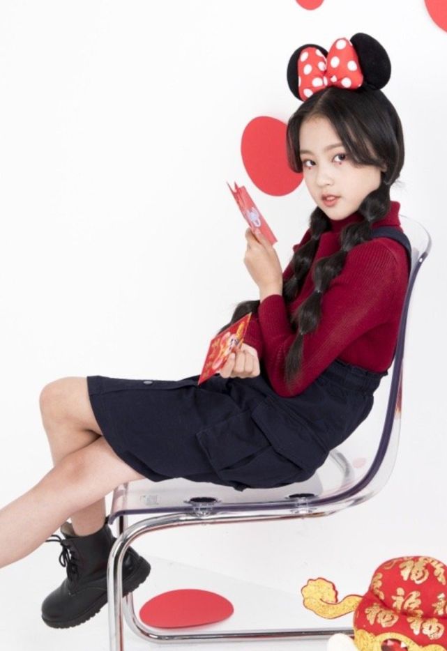 她不愧是鹿晗"妹妹",9岁拿"墨汁靴"搭短裙,就凹出110腿|张婉儿|墨汁