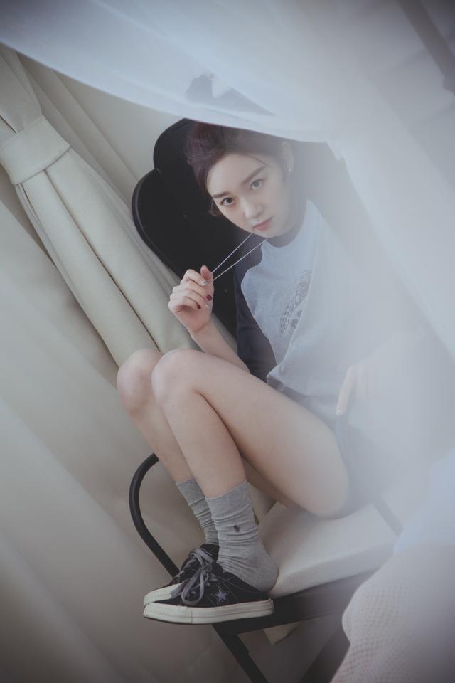 被《创造101》淘汰,今穿橙白条纹上衣绑丸子头,尽显活力清新|李子璇