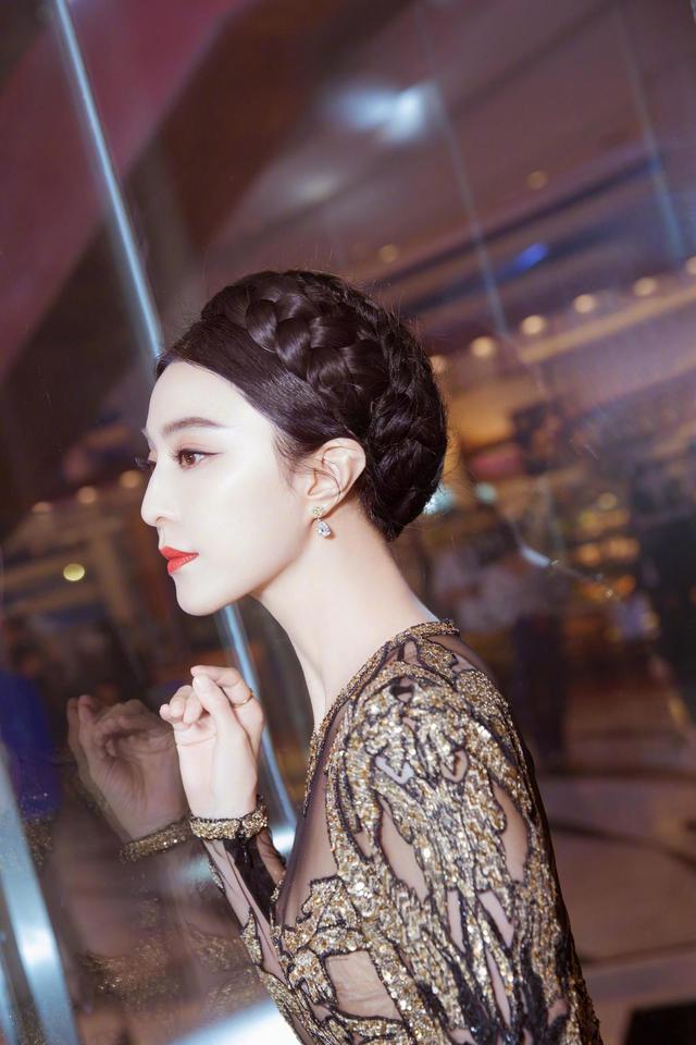 范冰冰称霸"女王气场",穿半透视连衣裙配编织盘发,气质太出众