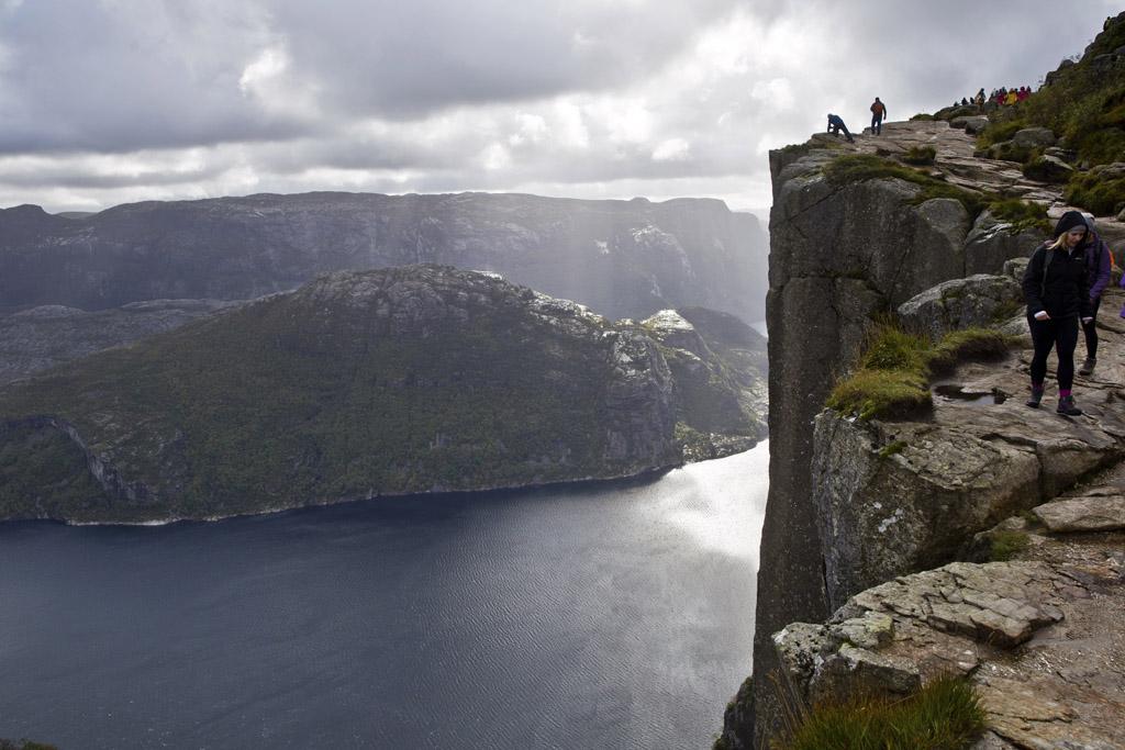 悬崖断壁上的巨石,大自然的伟力,勇敢者的标志,布道石
