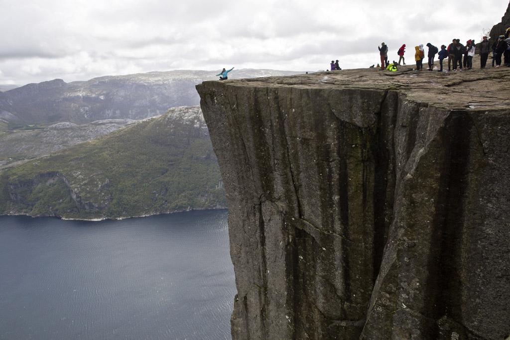 悬崖断壁上的巨石,大自然的伟力,勇敢者的标志,布道石