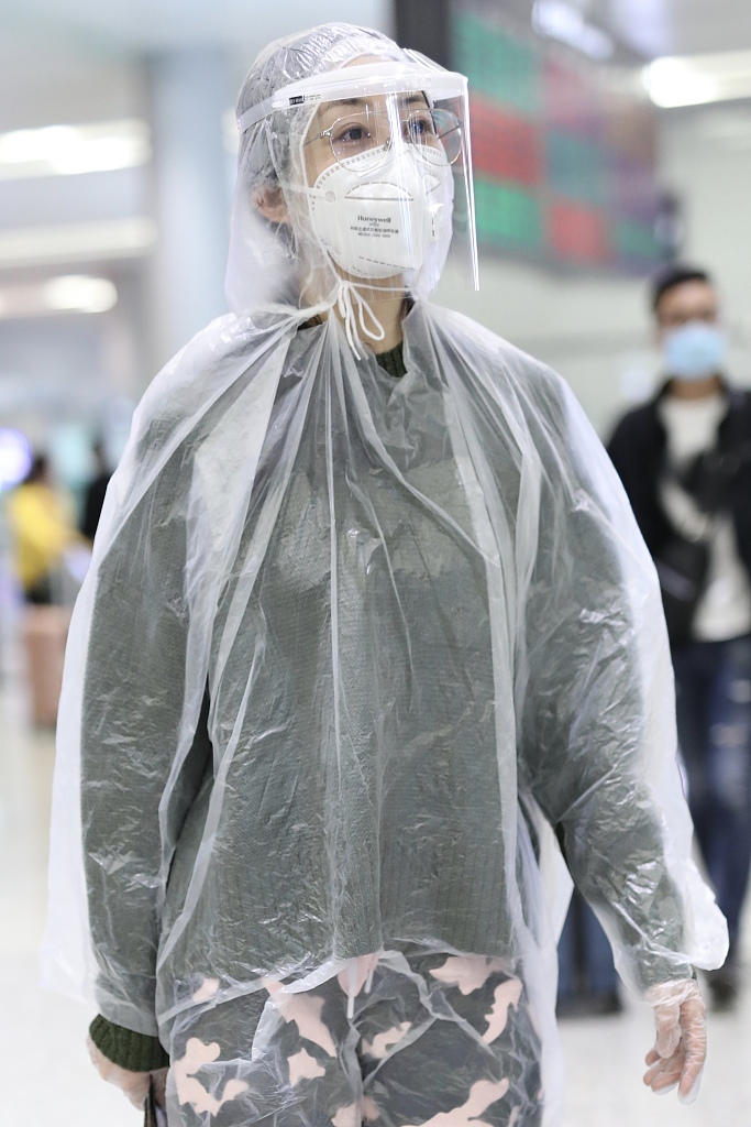 韩雪"全副武装"装备齐全 一路淡定前行防护超好